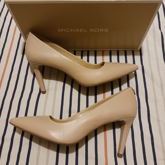 Michael Kors Dorothy Flex Pump Heel - Picture 4 of 11